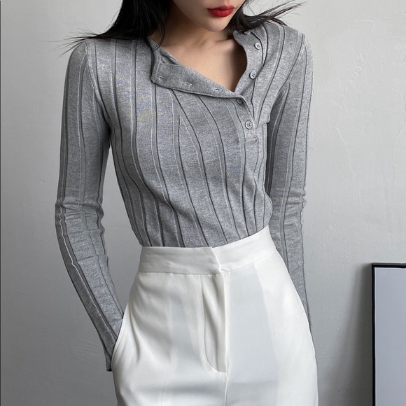 Like new grey knit top with asymmetrical buttons - Picture 2 of 2